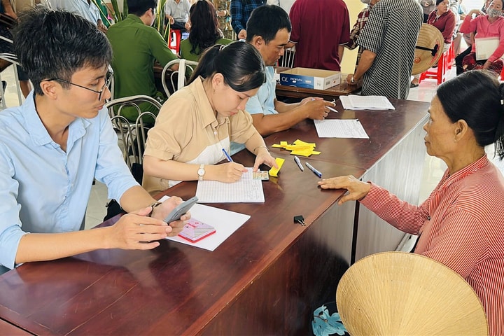 Cán bộ xã làm xuyên ngày nghỉ để phát quà Quốc khánh cho người dân