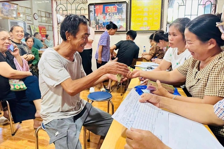 Nhân dân Cao Bằng phấn khởi  nhận quà Quốc khánh 2/9