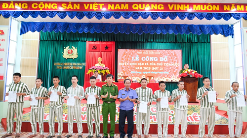 158 phạm nhân nhận quyết định đặc xá tại Trại giam Châu Bình