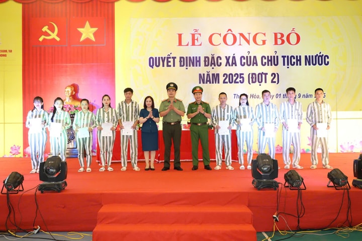 Trai giam Thanh Phong công bố Quyết định đặc xá cho 352 phạm phân