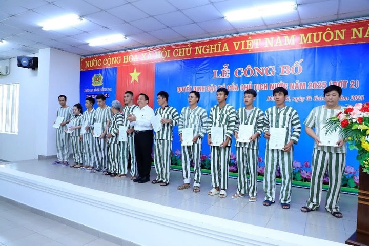 Công an Đồng Nai trao quyết định đặc xá cho 123 phạm nhân