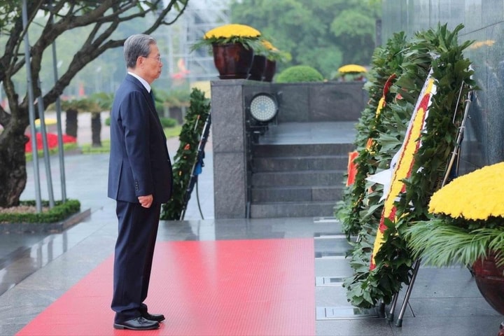 Ủy viên trưởng Nhân đại toàn quốc Trung Quốc viếng Chủ tịch Hồ Chí Minh