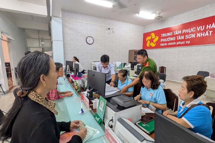 Người dân TP.HCM háo hức nhận quà Quốc khánh