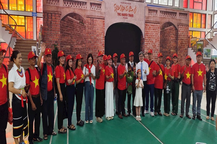 Phó Chủ tịch UBND TP. Hà Nội Trương Việt Dũng đón các đoàn đại biểu về dự kỷ niệm 80 năm Quốc khánh 2/9