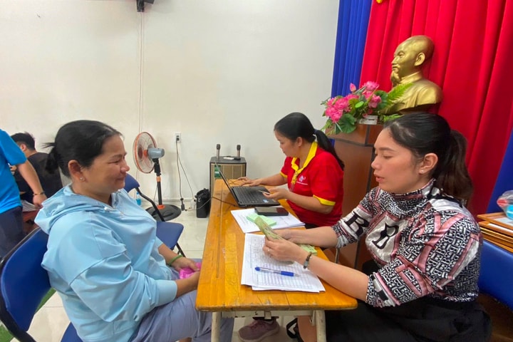 TP.HCM: Người dân phấn khởi nhận quà dịp Quốc khánh 2/9