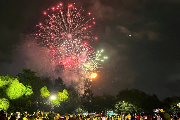 Pháo hoa rực rỡ trên bầu trời TP.HCM