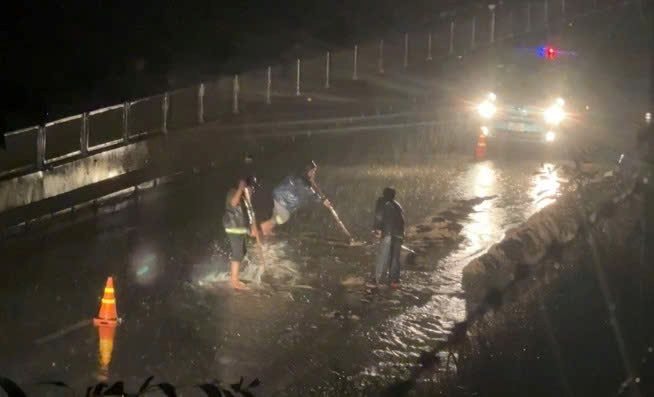 Giải phóng kịp thời đất cát và nước đọng trên Cao tốc Vĩnh Hảo - Phan Thiết