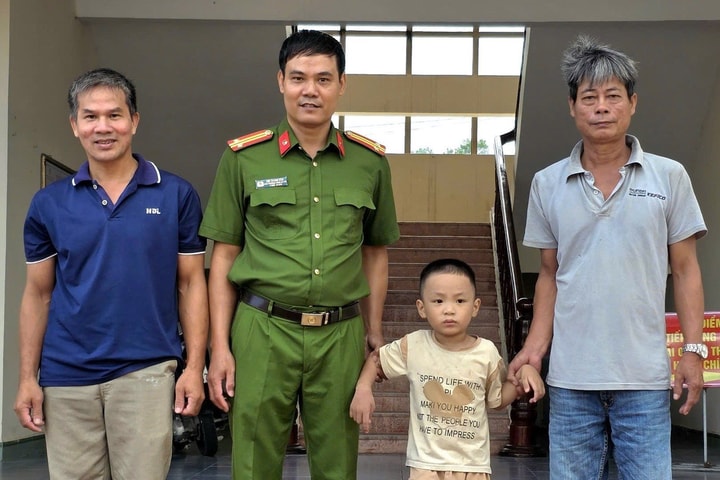 Công an xã Ninh Giang kịp thời hỗ trợ bé trai lạc đường