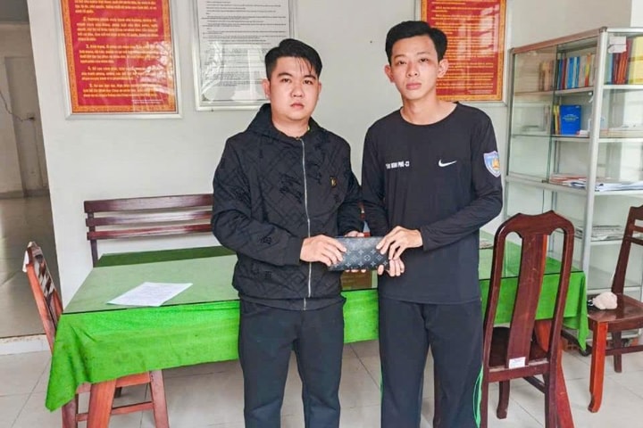 Cảnh sát cơ động trao trả lại ví tiền cho người đánh rơi
