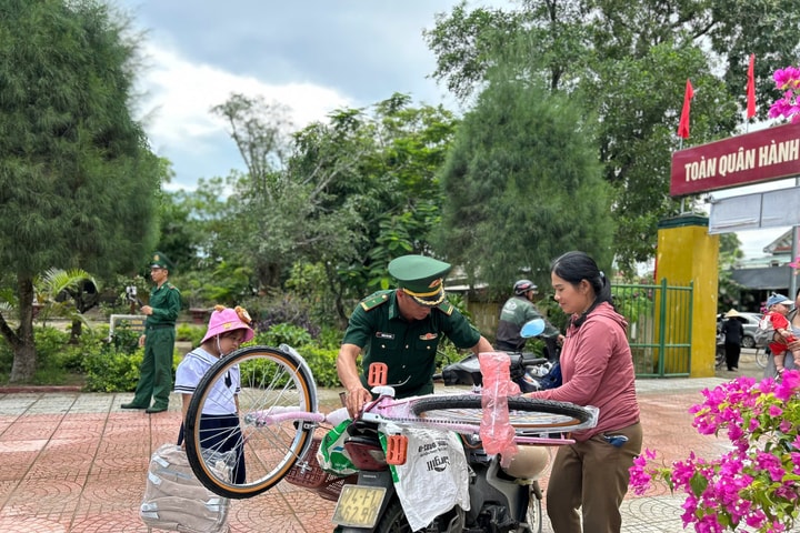 Nghĩa tình biên giới biển: Đồn Biên phòng Hải An tiếp sức học sinh khó khăn bước vào năm học mới