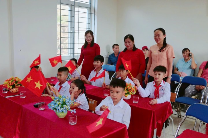 Ấm áp lễ khai giảng trên đảo Trần: 8 học sinh, 3 cô giáo bám lớp, bám trường