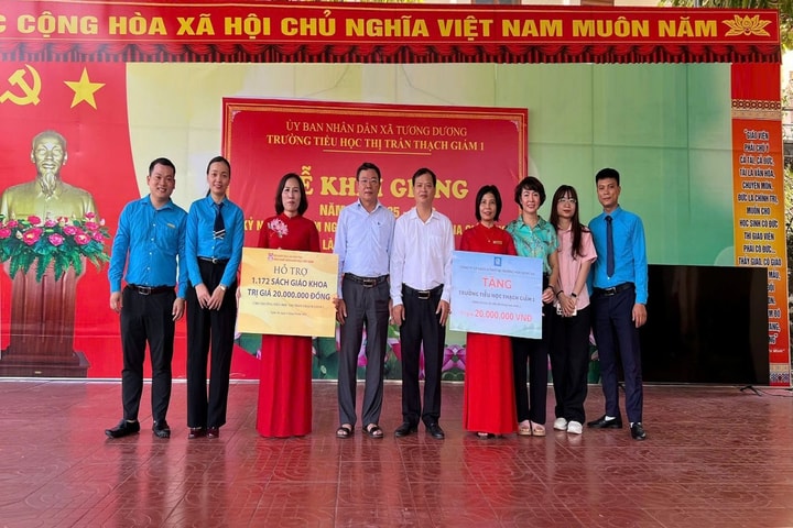 Sách giáo khoa kịp thời đến với học sinh vùng lũ Nghệ An trong ngày khai giảng