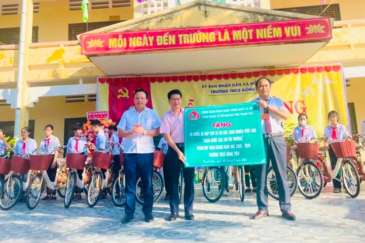 NHCSXH Thanh Hóa tặng xe đạp cho học sinh nghèo vượt khó