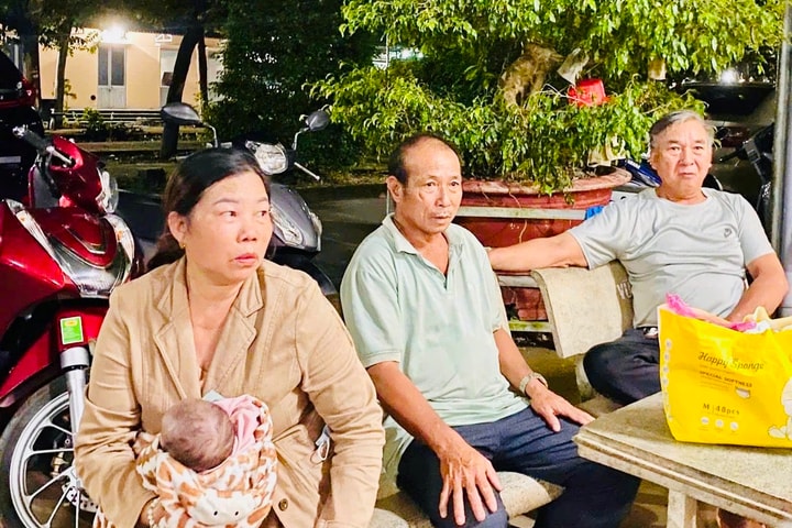 Kết cục có hậu sau chuyến đi vô định của người mẹ tâm thần bế con lang thang