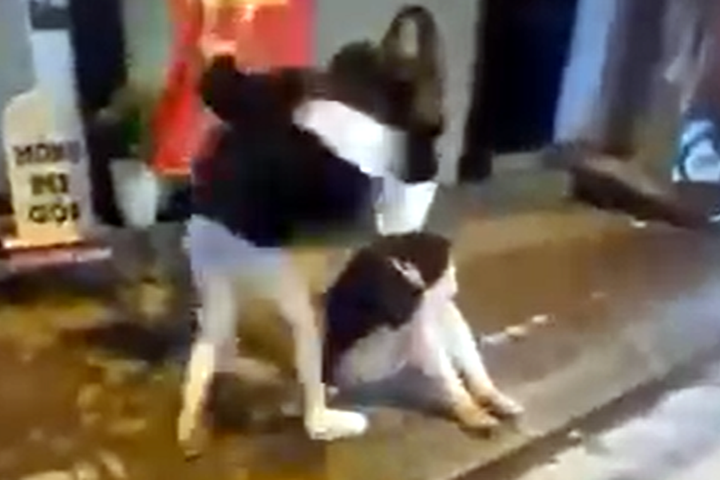 Tạm giữ 2 nữ đối tượng hành hung cô gái trẻ trên phố Hà Nội