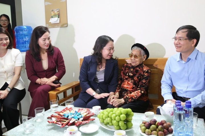 Phó Chủ tịch nước Võ Thị Ánh Xuân thăm, tặng quà gia đình chính sách tại Quảng Ninh