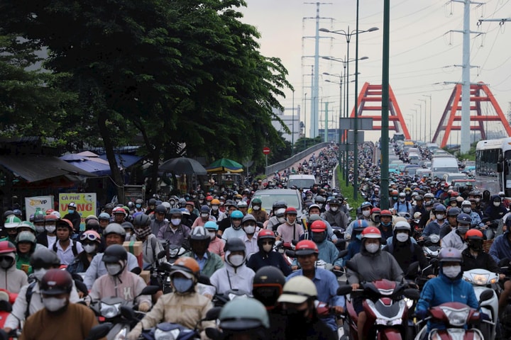 TP.HCM kẹt xe khủng khiếp trong ngày đầu học sinh đến trường