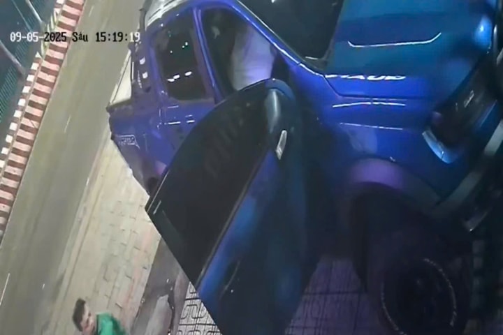 Ngủ qua đêm quên khóa cửa xe mất gần 30 cây vàng