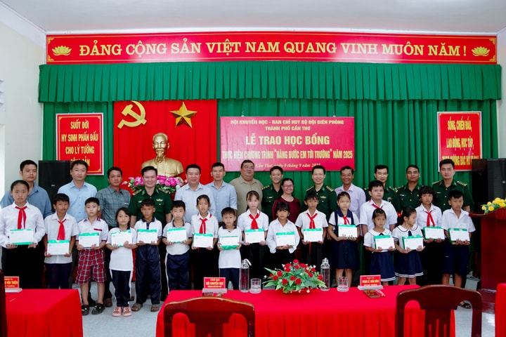 Trao 200 suất học bổng cho học sinh nghèo khu vực biên giới biển