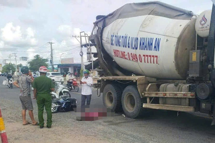 Xe máy va chạm với xe trộn bê tông, một người tử vong