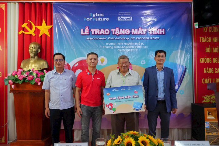 Trao tặng “cỗ máy tri thức” cho hơn 1.200 học sinh