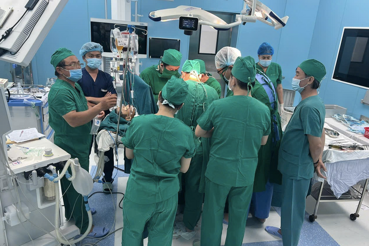 Cứu sống nam thanh niên 17 tuổi bị đứt đôi thận, dập tụy ở Côn Đảo