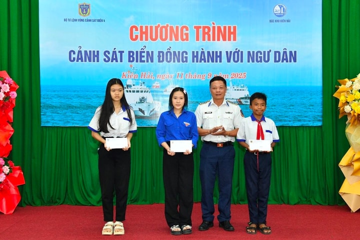 BTL Vùng Cảnh sát biển 4: Đồng hành cùng ngư dân vùng đặc khu Kiên Hải