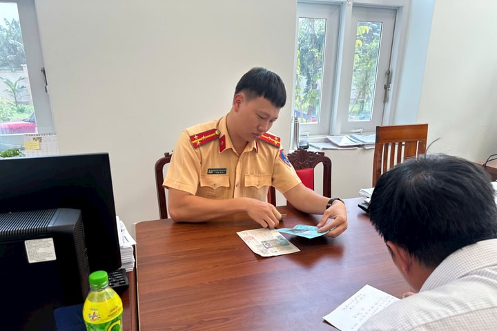 Nháy đèn pha, ngang nhiên vượt đèn đỏ, tài xế xe bán tải bị phạt hơn 20 triệu đồng