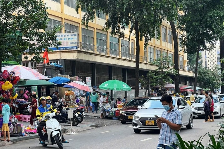 Hàng rong bủa vây bệnh viện TP.HCM