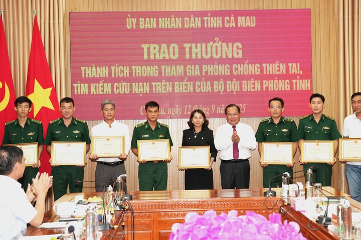 Khen thưởng quân nhân thuộc BĐBP Cà Mau trong công tác phòng chống thiên tai, cứu nạn trên biển