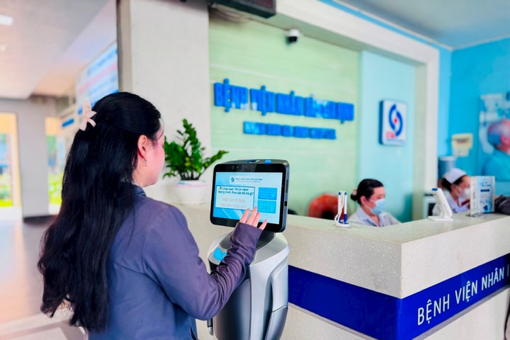 Nhân viên "độc lạ" hỗ trợ người dân ở bệnh viện TP.HCM