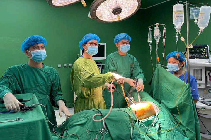 Học sinh lớp 7 bị vết thương thấu ngực, tràn khí màng phổi