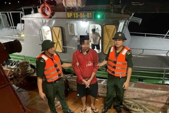 Bắt giữ đối tượng truy nã lẩn trốn trên tàu cá