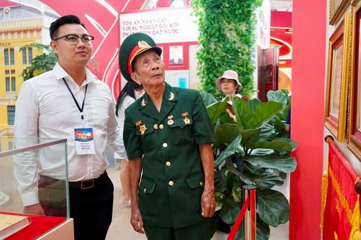 Vị khách “đặc biệt” ghé thăm gian trưng bày Tòa án nhân dân ngày cuối triển lãm