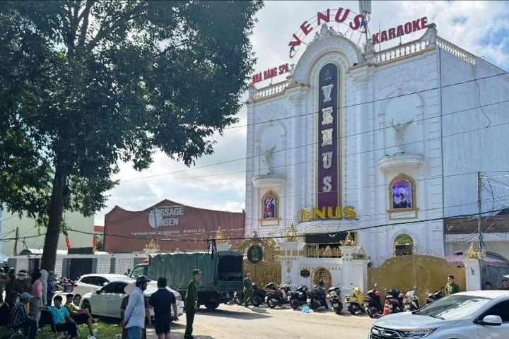 Lực lượng công an kiểm tra, phong tỏa quán karaoke nổi tiếng tại Quảng Ngãi