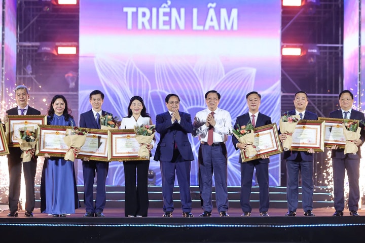 Bộ Xây dựng được tặng Bằng khen của Thủ tướng tại Triển lãm thành tựu đất nước