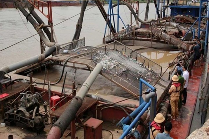 Khai thác cát lòng sông trái phép, một cá nhân bị xử phạt hơn 170 triệu đồng