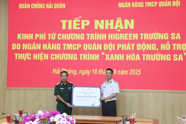 Quân chủng Hải quân tiếp nhận 160 tỷ đồng từ Chương trình "HiGreen Trường Sa"