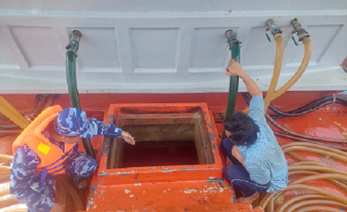 Bắt giữ tàu vận chuyển hơn 110.000 lít dầu DO trái phép