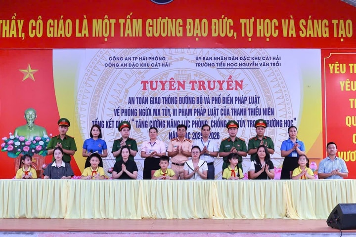 Công an Cát Hải tuyên truyền an toàn giao thông, phòng chống ma túy