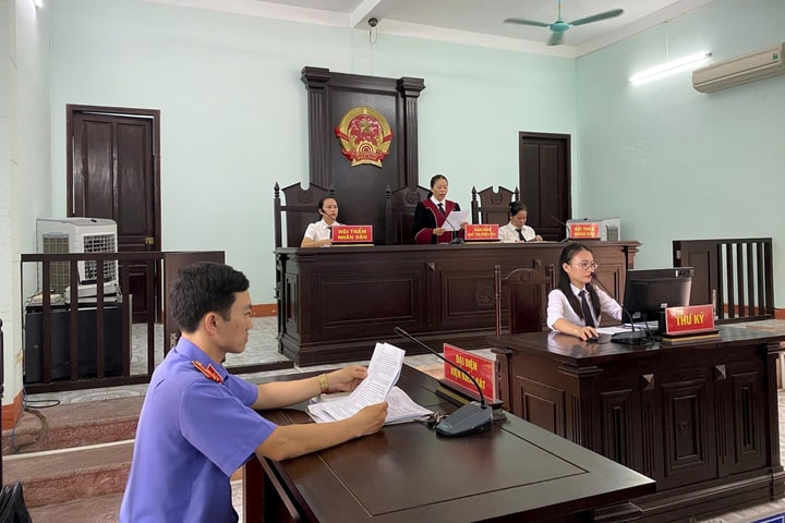 Chú cháu ruột cùng lĩnh án khi đi giật điện thoại