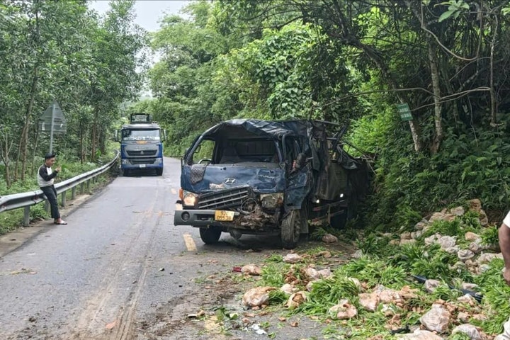 Đâm xe vào taluy, 3 người bị thương