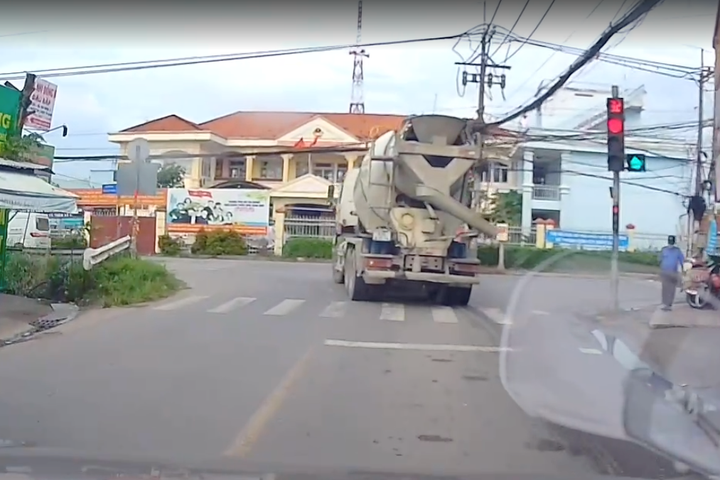 Tài xế xe bồn vượt đèn đỏ ở giao lộ TP.HCM bị phạt