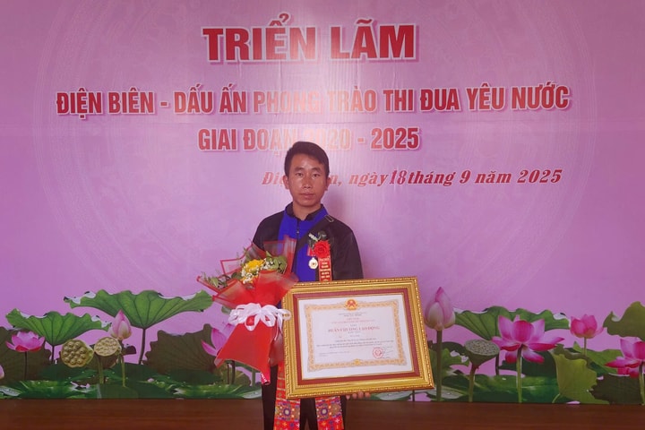 Trưởng bản vinh dự nhận Huân chương Lao động hạng Nhất