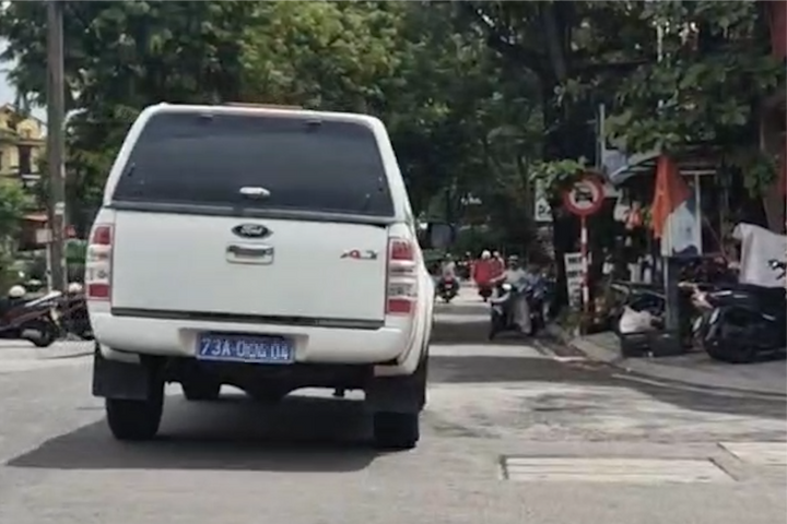 Xác minh xe biển xanh chạy ngược chiều bất chấp luật giao thông