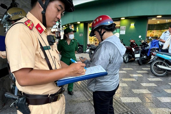 TP.HCM: Xử phạt hơn 100 người đi xe máy trên vỉa hè