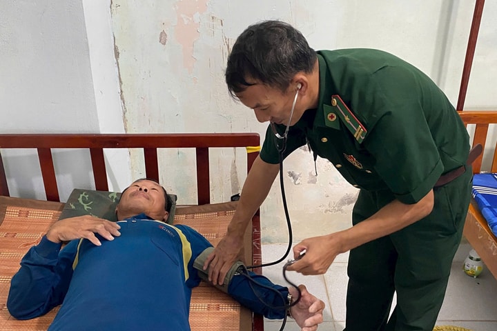 Kịp thời cứu 4 thuyền viên gặp nạn trên biển