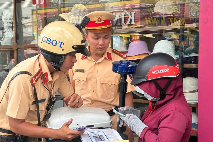 TP.HCM: N gười dân ủng hộ việc n ộp phạt vi phạm giao thông bằng QR code