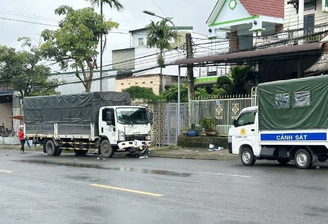 Xe tải va chạm với xe máy khiến một cụ ông tử vong