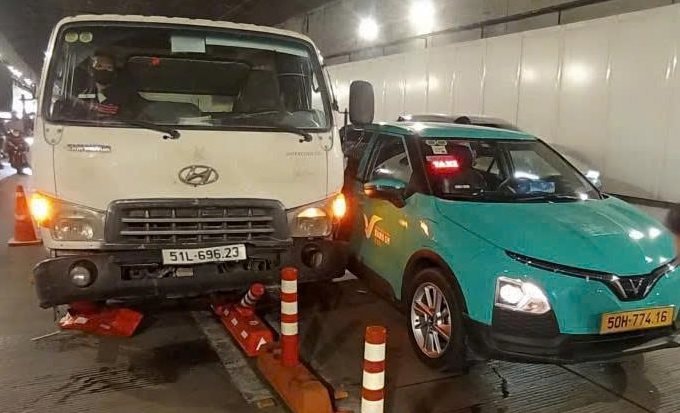 4 xe tông nhau trong hầm Thủ Thiêm, giao thông ùn ứ